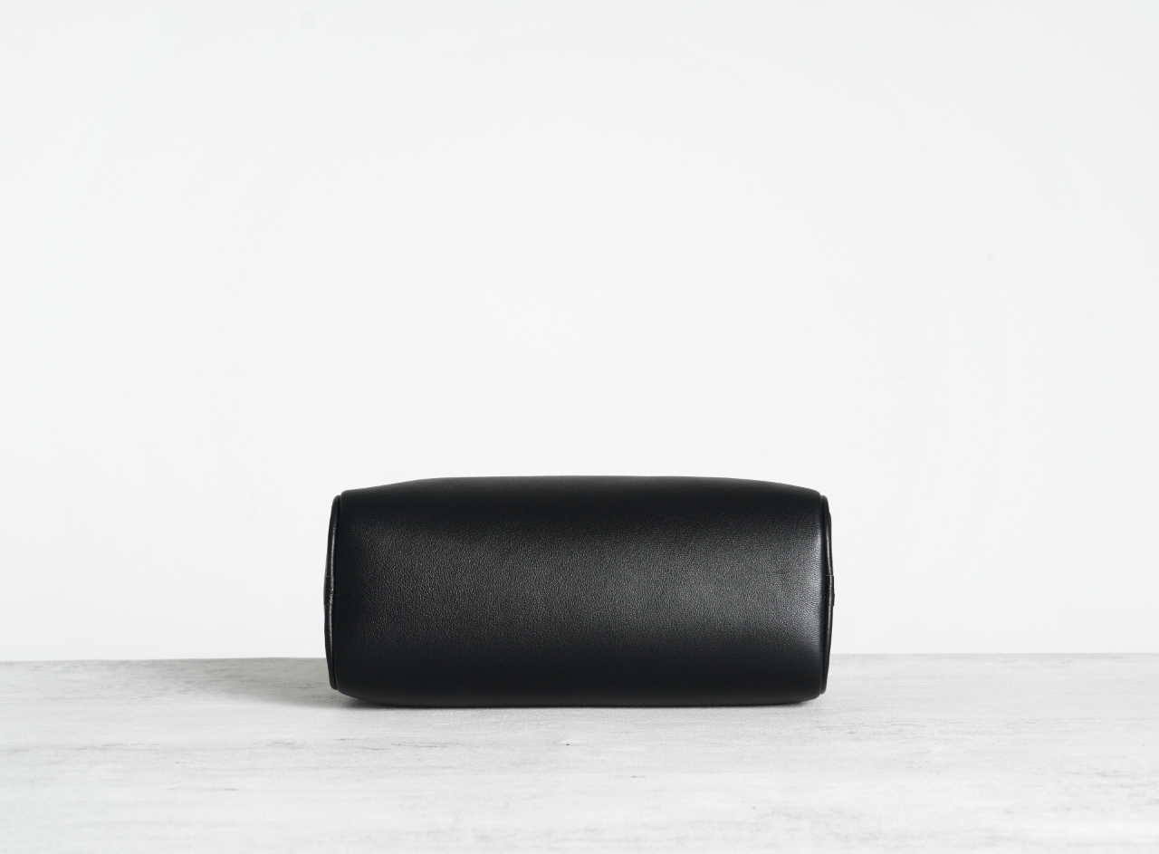 여성용 미니멀리스트 이스트-웨스트 가죽 숄더백 |    - Luxury Bags Quiet 리뷰 및 가격