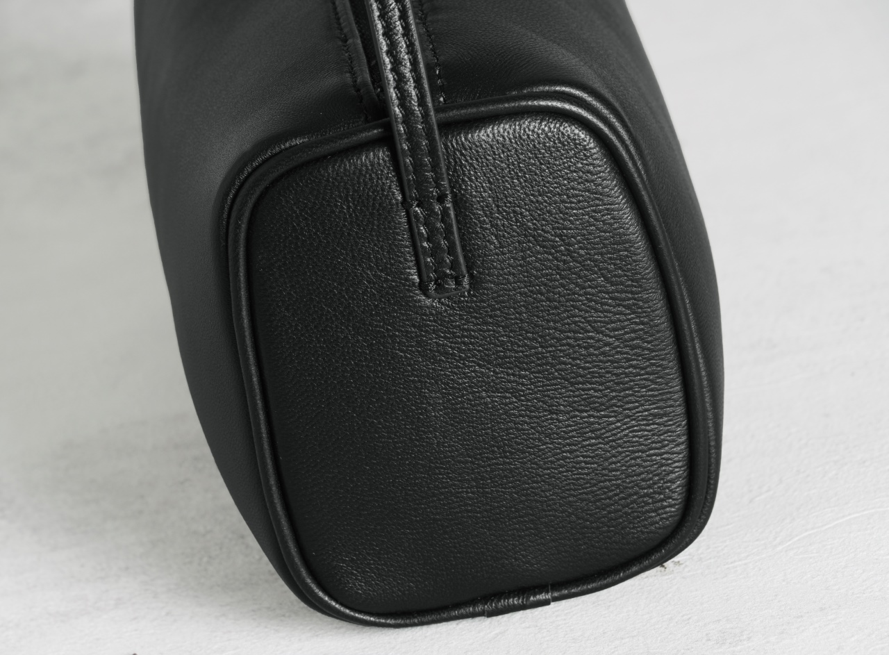 여성용 미니멀리스트 이스트-웨스트 가죽 숄더백 |    - Luxury Bags Quiet 리뷰 및 가격