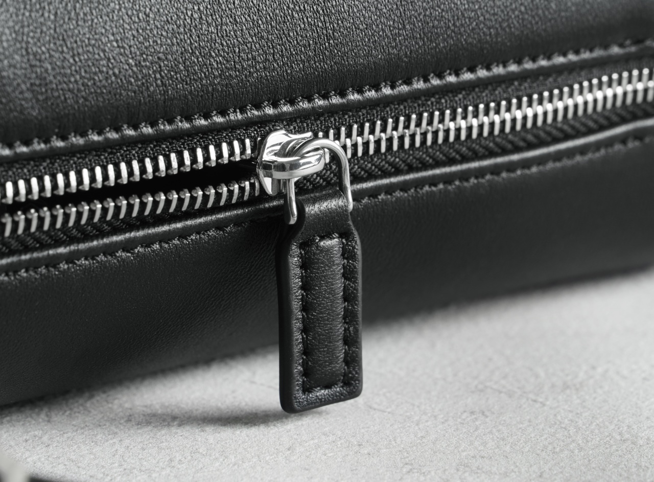 여성용 미니멀리스트 이스트-웨스트 가죽 숄더백 |    - Luxury Bags Quiet 리뷰 및 가격